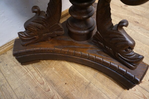 Kolekcjonerski Stolik Gabinetowy "Delfiny" – Renesansowa Elegancja