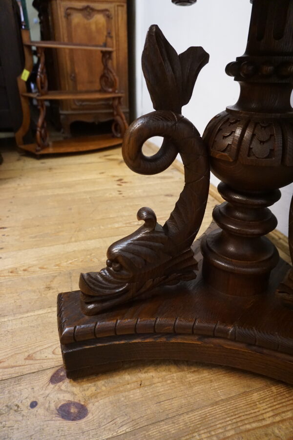 Kolekcjonerski Stolik Gabinetowy "Delfiny" – Renesansowa Elegancja