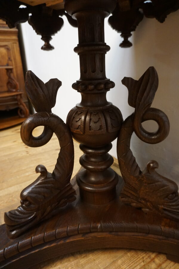 Kolekcjonerski Stolik Gabinetowy "Delfiny" – Renesansowa Elegancja