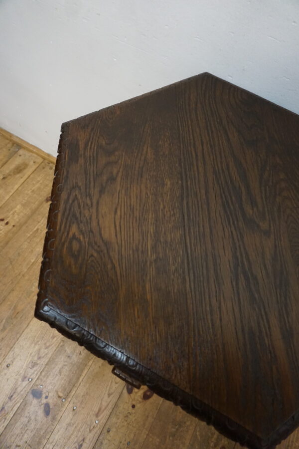 Kolekcjonerski Stolik Gabinetowy "Delfiny" – Renesansowa Elegancja