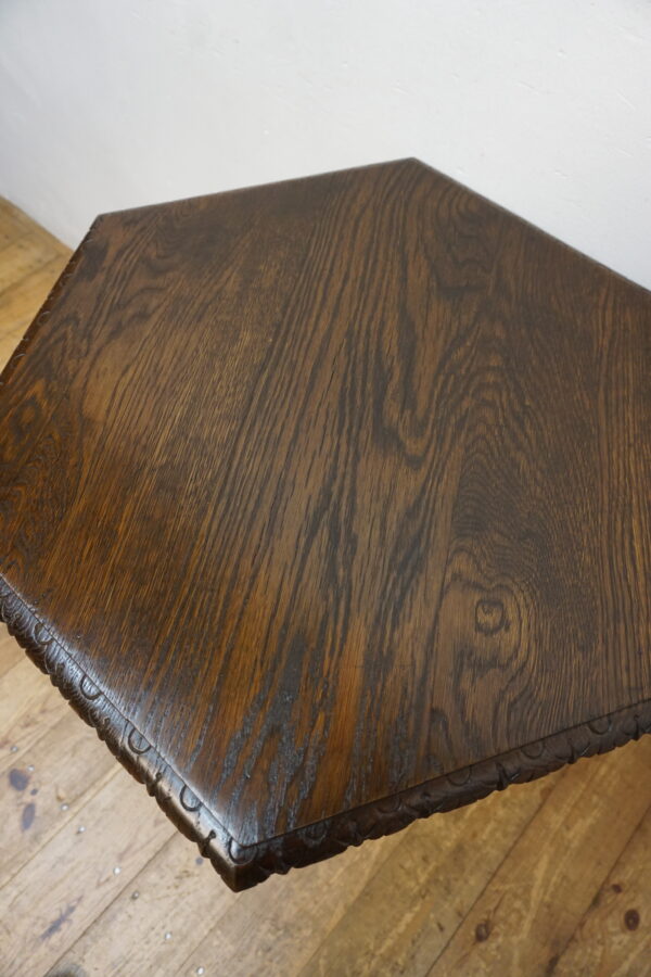 Kolekcjonerski Stolik Gabinetowy "Delfiny" – Renesansowa Elegancja