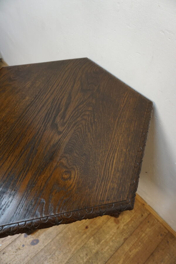 Kolekcjonerski Stolik Gabinetowy "Delfiny" – Renesansowa Elegancja