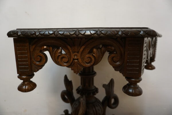 Kolekcjonerski Stolik Gabinetowy "Delfiny" – Renesansowa Elegancja