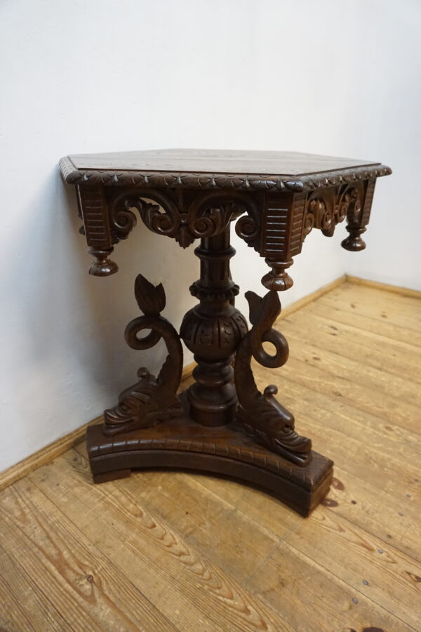 Kolekcjonerski Stolik Gabinetowy "Delfiny" – Renesansowa Elegancja