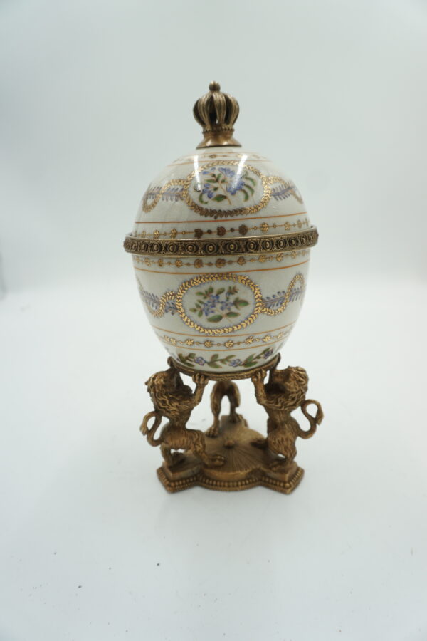 Puzdro Szkatułka Porcelanowa w Kształcie Jaja na Podstawie z Brązu