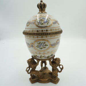 Puzdro Szkatułka Porcelanowa w Kształcie Jaja na Podstawie z Brązu