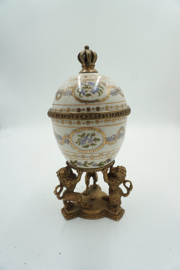 Puzdro Szkatułka Porcelanowa w Kształcie Jaja na Podstawie z Brązu