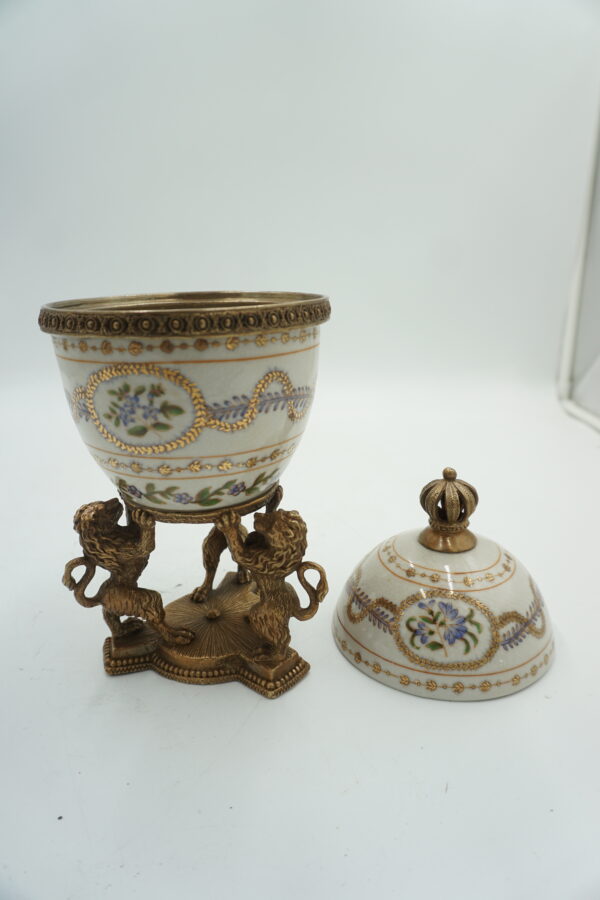 Puzdro Szkatułka Porcelanowa w Kształcie Jaja na Podstawie z Brązu