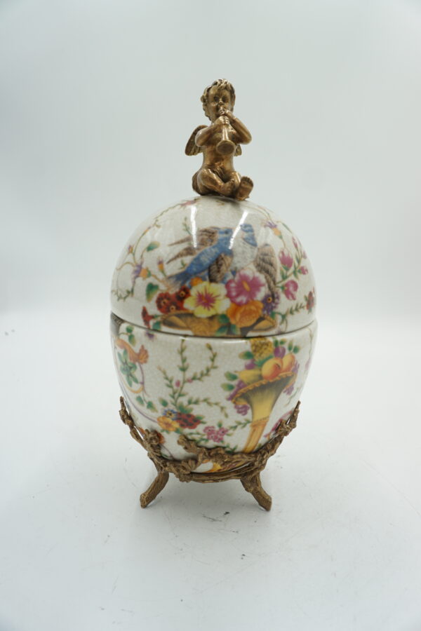 PIĘKNE JAJKO Puzdro Porcelanowe z Figurką Amorka – 26 cm