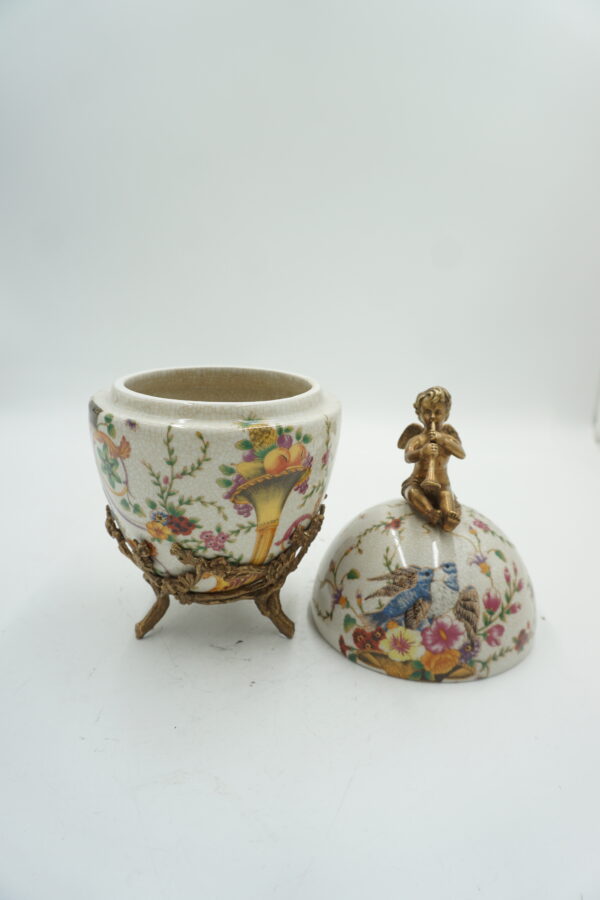 PIĘKNE JAJKO Puzdro Porcelanowe z Figurką Amorka – 26 cm