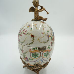 PIĘKNE JAJKO Puzdro Porcelanowe z Figurką Amorka – 26 cm