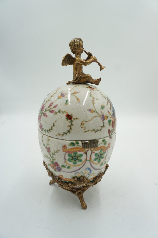 PIĘKNE JAJKO Puzdro Porcelanowe z Figurką Amorka – 26 cm