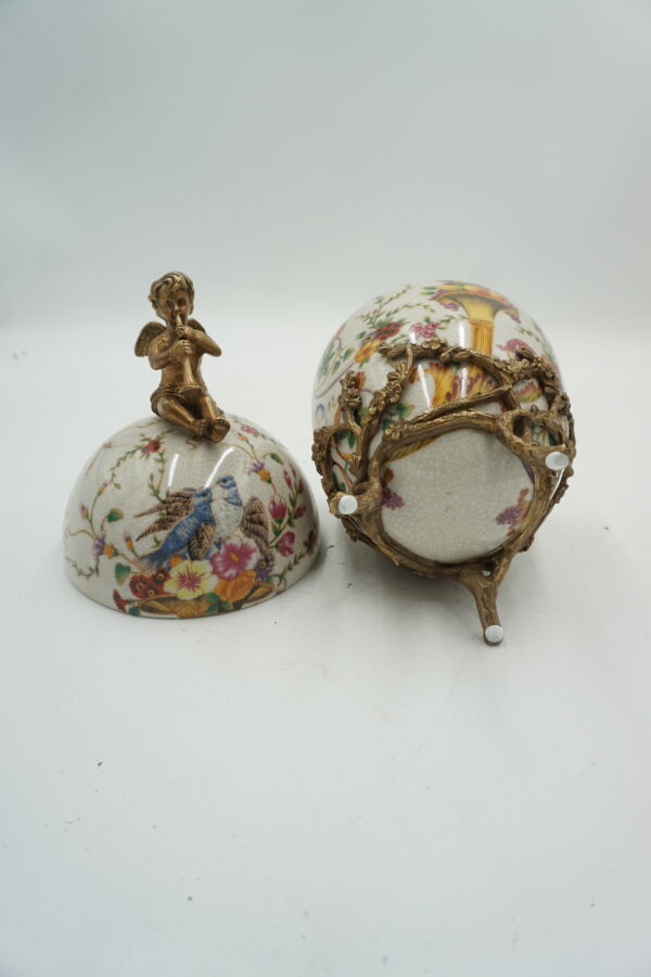 PIĘKNE JAJKO Puzdro Porcelanowe z Figurką Amorka – 26 cm