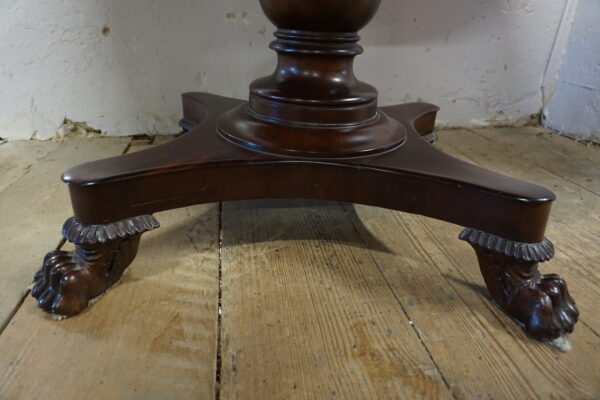 ELEGANCKI OWALNY STOLIK NA LWICH ŁAPACH GABINETOWY DO GRY