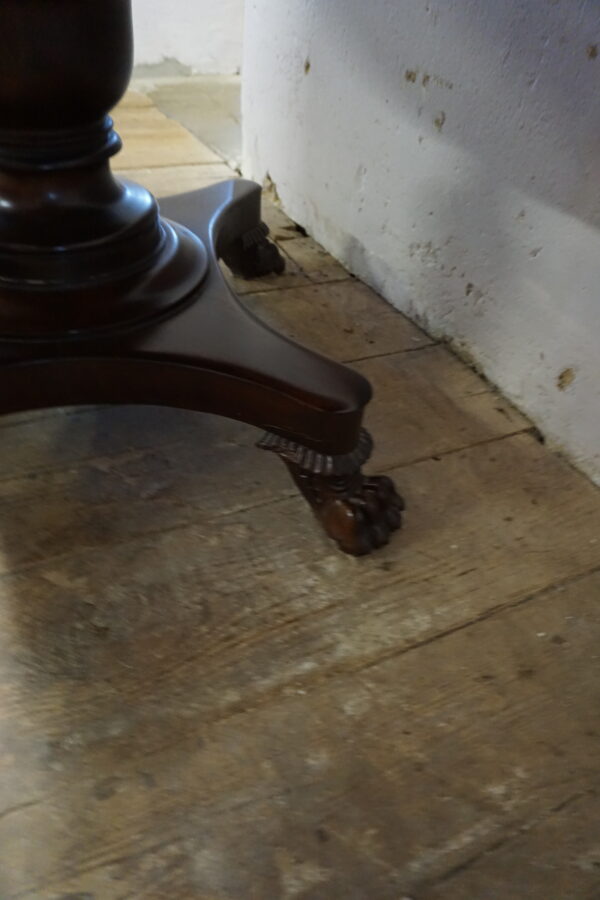 ELEGANCKI OWALNY STOLIK NA LWICH ŁAPACH GABINETOWY DO GRY