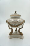 BIAŁA SZKATUŁKA BOMBONIERA PORCELANA Z BRĄZEM