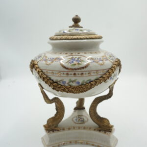 BIAŁA SZKATUŁKA BOMBONIERA PORCELANA Z BRĄZEM