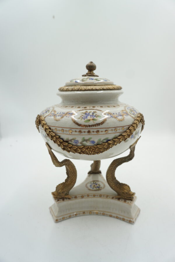BIAŁA SZKATUŁKA BOMBONIERA PORCELANA Z BRĄZEM