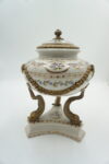 BIAŁA SZKATUŁKA BOMBONIERA PORCELANA Z BRĄZEM