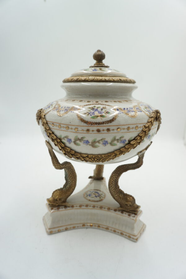 BIAŁA SZKATUŁKA BOMBONIERA PORCELANA Z BRĄZEM