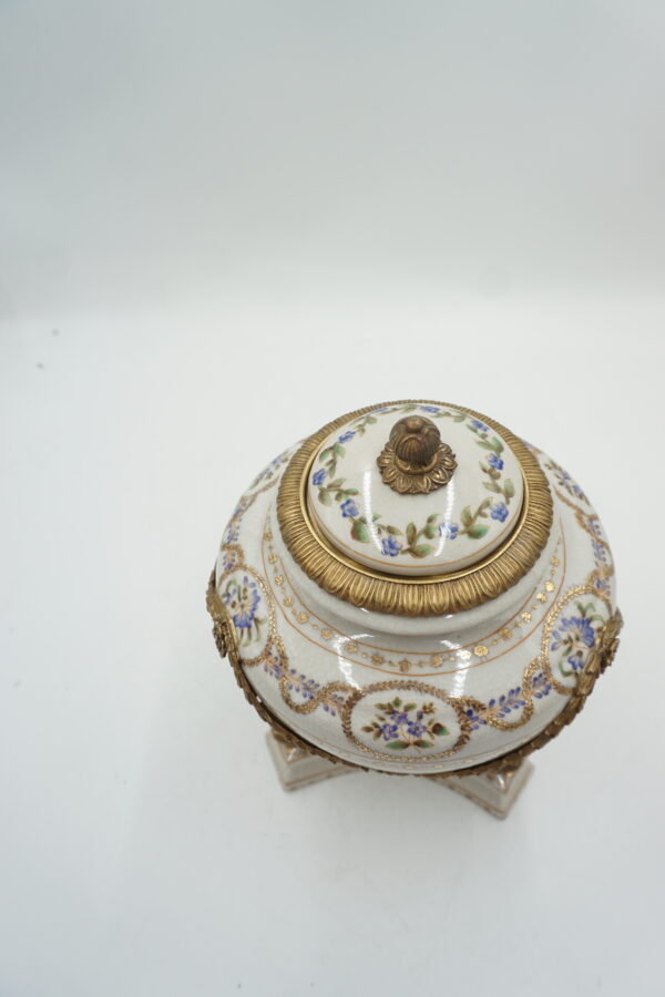 BIAŁA SZKATUŁKA BOMBONIERA PORCELANA Z BRĄZEM