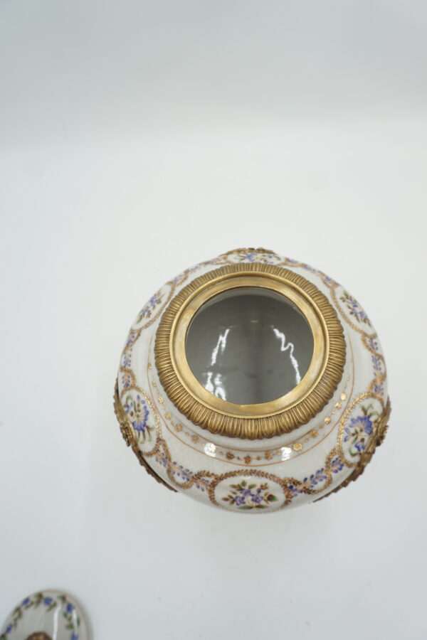BIAŁA SZKATUŁKA BOMBONIERA PORCELANA Z BRĄZEM