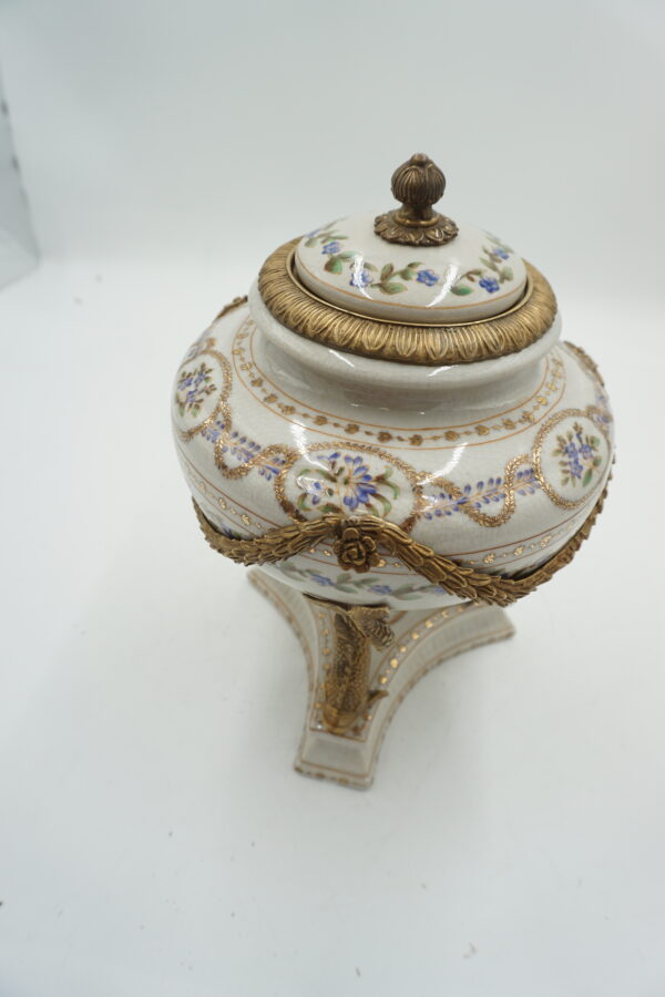 BIAŁA SZKATUŁKA BOMBONIERA PORCELANA Z BRĄZEM