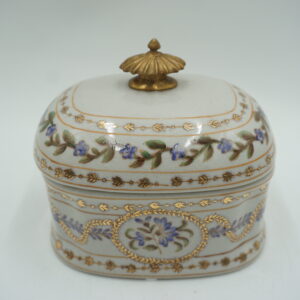 Elegancka Szkatułka z Porcelany i Brązu – Motyw Kwiatowy