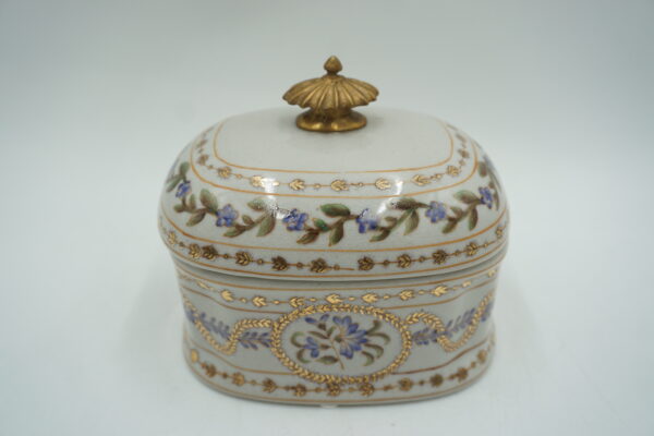 Elegancka Szkatułka z Porcelany i Brązu – Motyw Kwiatowy