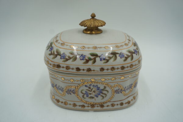 Elegancka Szkatułka z Porcelany i Brązu – Motyw Kwiatowy
