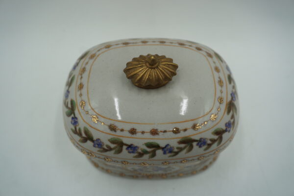 Elegancka Szkatułka z Porcelany i Brązu – Motyw Kwiatowy