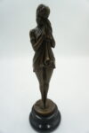 FIGURA Z BRĄZU DZIEWCZYNKA NA KAMIENNEJ PODSTAWIE