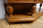 Dębowy Kredens Dressoir z Dużą Otwartą Nadstawką i Marmurowym Blatem
